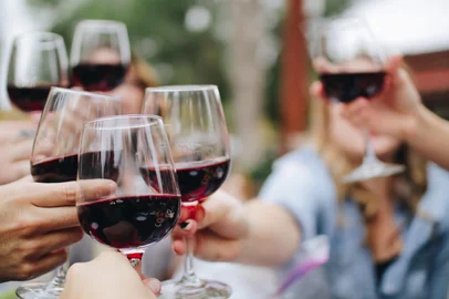 vinho, brinde, amigos, unsplash<!-- NICAID(13917212) -->