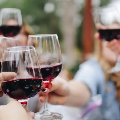 vinho, brinde, amigos, unsplash<!-- NICAID(13917212) -->