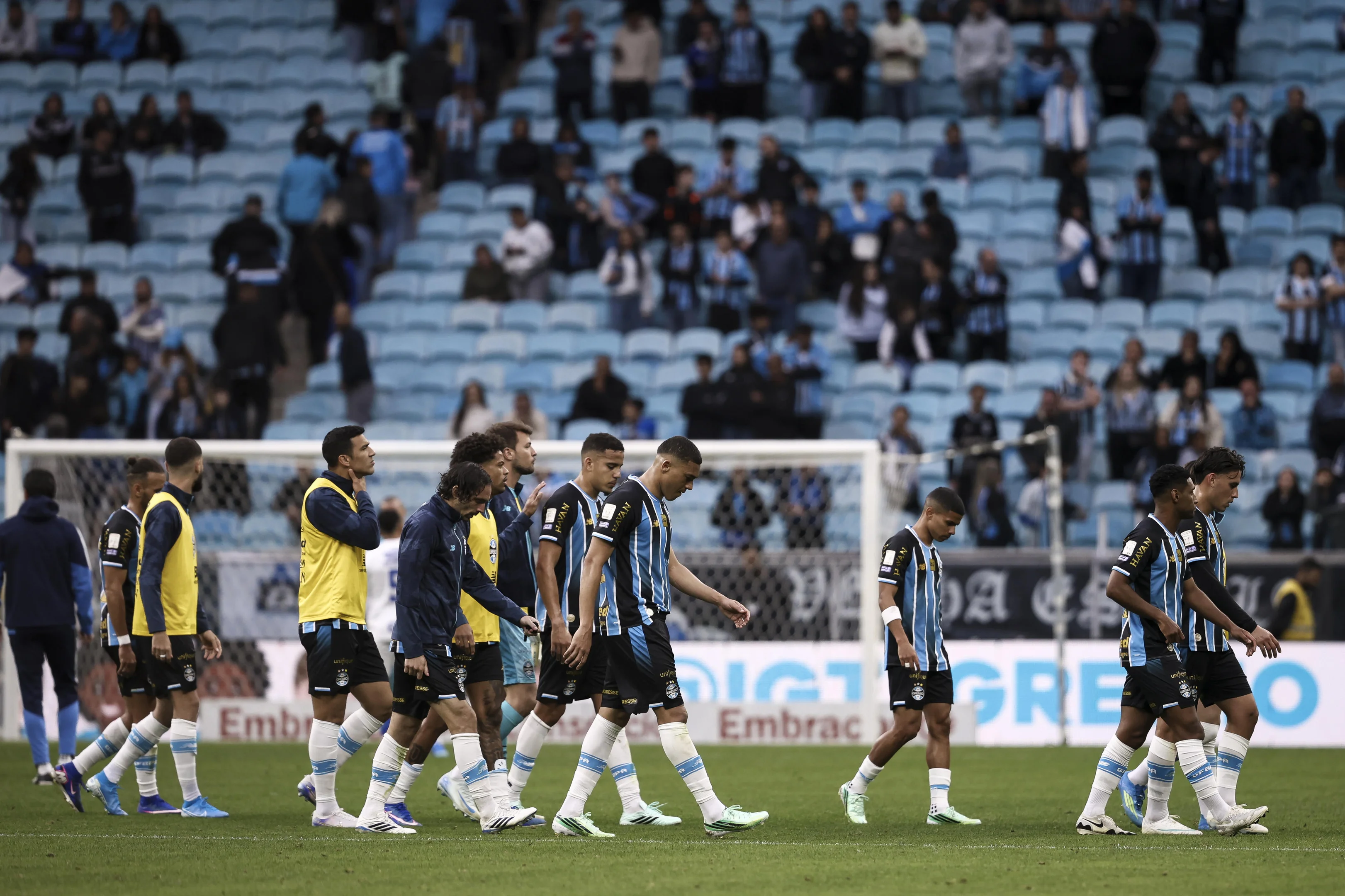 Image accompanying Grêmio refaz cálculos no Brasileirão e cogita "abrir mão" da Copa do Brasil para tentar permanecer na Série A, from GZH