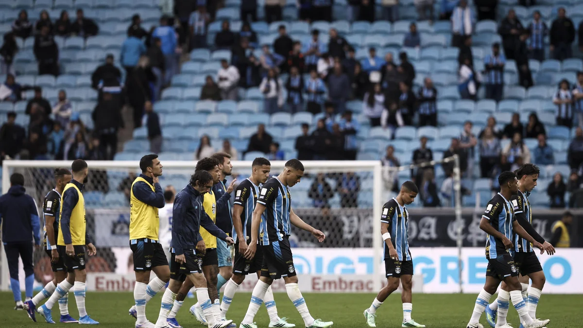 Image accompanying Grêmio refaz cálculos no Brasileirão e cogita "abrir mão" da Copa do Brasil para tentar permanecer na Série A, from GZH