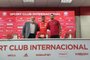 Apresentação de Dalbert, novo lateral-esquerdo do InterNa foto: à esquerda, Felipe Becker, vice de futebol do Inter, Dalbert no meio e Magrão, gerente esportivo do clube<!-- NICAID(15534425) -->