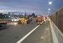 Carro bate em mureta, perde o controle, capota e para no meio da pista na freeway