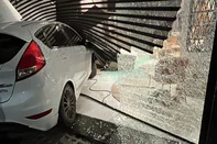 Motorista é preso por embriaguez ao volante após colidir contra fachada de salão de beleza em Caxias do Sul. Estabelecimento fica na Rua Tronca e foi atingido por Ford Fiesta na madrugada deste sábado. Proprietário do estabelecimento avalia prejuízos em torno de R$ 30 mil.<!-- NICAID(16220826) -->