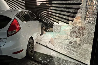 Motorista é preso por embriaguez ao volante após colidir contra fachada de salão de beleza em Caxias do Sul. Estabelecimento fica na Rua Tronca e foi atingido por Ford Fiesta na madrugada deste sábado. Proprietário do estabelecimento avalia prejuízos em torno de R$ 30 mil.<!-- NICAID(16220826) -->