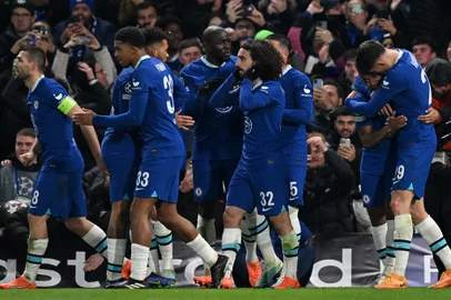 Chelsea's English midfielder Raheem Sterling (2R) celebrates scoring the opening goal with Chelsea's German midfielder Kai Havertz (R) during the UEFA Champions League round of 16 second-leg football match between Chelsea and Borrusia Dortmund at Stamford Bridge in London on March 7, 2023. (Photo by Glyn KIRK / IKIMAGES / AFP)Editoria: SPOLocal: LondonIndexador: GLYN KIRKSecao: soccerFonte: IKIMAGESFotógrafo: STR<!-- NICAID(15368843) -->