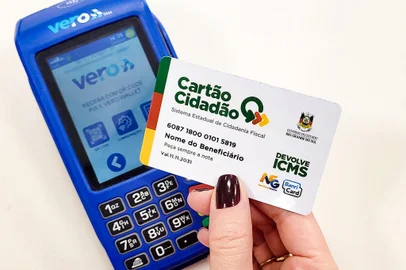 Cartão Cidadão RS será entregue para famílias em situação de vulnerabilidade social no Rio Grande do Sul. Os cartões devem ser entregues entre dia 16 e 26 de novembro e utilizados em máquinas da rede Vero.<!-- NICAID(14939689) -->