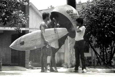 Telefone público na praia em 1982. Envelope: 0268