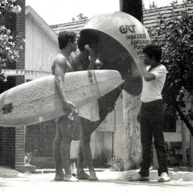 Telefone público na praia em 1982. Envelope: 0268