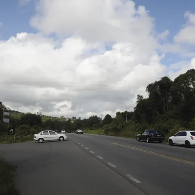 CAXIAS DO SUL, RS, BRASIL, 09/04/2022. A reportagem foi até o cruzamento do Travessão Leopoldina com a Rota do Sol, que dá acesso ao Bairro Serrano. Os motoristas tem que aguardar no acostamento para entrar ou sair do Travessão, sob intenso fluxo de veículos que transitam pela Rota do Sol. (Bruno Todeschini/Agência RBS)<!-- NICAID(15064719) -->