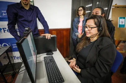 Porto Alegre, RS, 19/05/2023 - O evento ocorreu na Sociedade dos Surdos do RS. Houve uma simulação de atendimento do serviço com tradução simultânea de modo remoto. A parceria feita com a FENEIS - Federação Nacional de Educação e Integração dos Surdos- garante o atendimento remoto através de 04 intérpretes de Libras, em regime de 40 horas semanais. O serviço será fiscalizado pela Coordenadoria de ibilidade e Inclusão Social da SMDS. Foto: Rodger Timm / PMPA.<!-- NICAID(15434747) -->