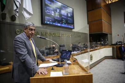 PORTO ALEGRE, RS, BRASIL, 31/05/2021- Prefeito Sebastião Melo irá hoje, às 14h, à Câmara Municipal defender o projeto de reforma da Previdência dos municipários. Como implica mudança na lei Orgânica, são necessários 24 votos favoráveis. Na foto: Municipários fazem protesto do lado de fora. Foto: André Ávila / Agencia RBSIndexador: Andre Avila<!-- NICAID(14797145) -->