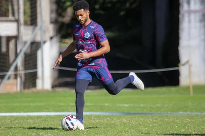 Caxias realiza treino para enfrentar o São Bernardo com volante Vini Guedes<!-- NICAID(16037014) -->