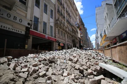 PORTO ALEGRE, RS, BRASIL - 25/01/2024 - Obras no Quadrilátero Central. Na imagem, a Rua dos Andradas. FOTO: RONALDO BERNARDI, AGÊNCIA RBS<!-- NICAID(15660306) -->