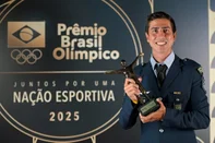 Prêmio Brasil Olímpico 2025. Caio Bomfim do Atletismo recebe o prêmio de Melhor Atleta do Ano masculino na cerimônia na Cidade das Artes na Barra da Tijuca, Rio de Janeiro. Organizado pelo Comitê Olímpico do Brasil anualmente desde 1999, o Prêmio Brasil Olímpico é considerado o Oscar do esporte brasileiro. Foto: Alexandre Loureiro/COB.