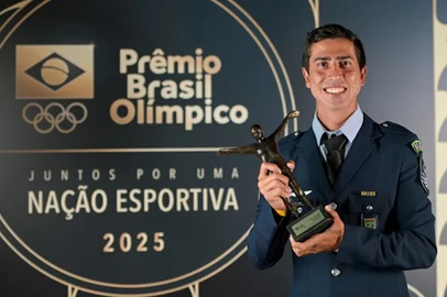 Alexandre Loureiro / COB/Divulgação Prêmio Brasil Olímpico 2025. Caio Bomfim do Atletismo recebe o prêmio de Melhor Atleta do Ano masculino na cerimônia na Cidade das Artes na Barra da Tijuca, Rio de Janeiro. Organizado pelo Comitê Olímpico do Brasil anualmente desde 1999, o Prêmio Brasil Olímpico é considerado o Oscar do esporte brasileiro. Foto: Alexandre Loureiro/COB.