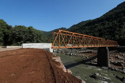 FARROUPILHA, RS, BRASIL, 18/01/2025. RS-448, no trecho entre Farroupilha e Nova Roma do Sul. A rodovia será uma das contempladas para realização de obras de recuperação em contrato que será assinado pelo governo do estado. Na foto, ponte que fica na divisa entre Farroupilha e Nova Roma do Sul. (Bruno Todeschini/Agência RBS)Indexador: Bruno Todeschini<!-- NICAID(15956386) -->
