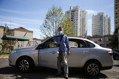 01/09/2021 - PORTO ALEGRE, RS - Motoristas de aplicativos e o aumento da gasolina. Muitos cogitam deixar a profissão. Na imagem, Cláudio luiz Ramos Ferreira, 53 anos. FOTO: Felix Zucco / Agência RBS.<!-- NICAID(14878199) -->