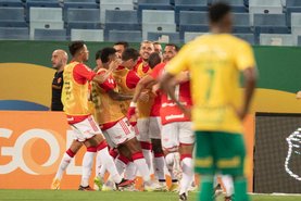 BRASILEIRO A 2023, CUIABA X INTERNACIONALMT - BRASILEIRO A 2023, CUIABÁ X INTERNACIONAL - ESPORTES - MT - CUIABÁ - 29/11/2023 - BRASILEIRO A 2023, CUIABÁ X INTERNACIONAL - Renê jogador do Internacional comemora gol durante partida contra o Cuiabá no estádio Arena Pantanal pelo campeonato Brasileiro A 2023. 29/11/2023 - Foto: GIL GOMES/AGIF - AGÊNCIA DE FOTOGRAFIA/AGIF - AGÊNCIA DE FOTOGRAFIA/ESTADÃO CONTEÚDOEditoria: ESPORTESLocal: CUIABAIndexador: GIL GOMESFotógrafo: AGIF - AGÊNCIA DE FOTOGRAFIA<!-- NICAID(15612554) -->