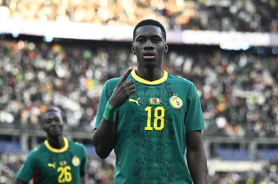 Senegal's forward #18 Ismaila Sarr celebrates scoring his team's second goal during the international friendly football match between Senegal and Peru at the Stade de France in Saint-Denis, north of Paris, on March 28, 2026 (Photo by JULIEN DE ROSA / AFP)<!-- NICAID(16254372) -->