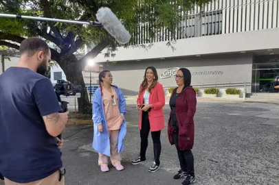 Oxaris e Jomaia ao lado da apresentadora Cris Silva. Mãe e filha têm suas histórias contadas no Posso Entrar<!-- NICAID(15087982) -->