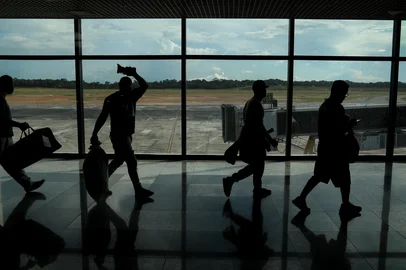 Brazilians who were deported from US walk through the departure lounge at Eduardo Gomes International Airport in Manaus, Amazonas state, on January 25, 2025. Brazil on Saturday condemned the "disregard for fundamental rights" of nearly 80 Brazilian illegal migrants deported from the US who were handcuffed during the journey. The plane landed in Manaus due to technical problems. (Photo by MICHAEL DANTAS / AFP)Editoria: SOILocal: ManausIndexador: MICHAEL DANTASSecao: immigrationFonte: AFPFotógrafo: STR<!-- NICAID(15965320) -->