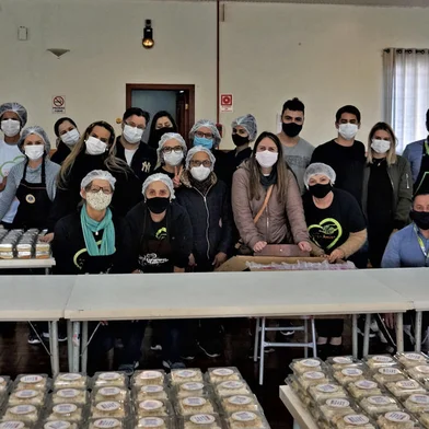 O projeto Mão Amiga realiza na próxima sexta-feira (14), em Caxias do Sul, a quinta edição da  Noite das Sopas.  O jantar será realizado no Salão da Igreja dos Capuchinhos, a partir das 19h30min. Os ingressos estão disponíveis e podem ser adquiridos junto das cozinhas parceiras e nos tradicionais pontos de venda. <!-- NICAID(15473969) -->