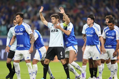 BRASILEIRO A 2025, CRUZEIRO X GREMIOMG - BRASILEIRO A 2025, CRUZEIRO X GRÊMIO - ESPORTES - MG - BELO HORIZONTE - 13/07/2025 - BRASILEIRO A 2025, CRUZEIRO X GRÊMIO - William jogador do Cruzeiro sai lesionado e lamenta durante partida contra o Grêmio no estádio Mineirão pelo campeonato Brasileiro A 2025. 13/07/2025 - Foto: GILSON LOBO/AGIF - AGÊNCIA DE FOTOGRAFIA/AGIF - AGÊNCIA DE FOTOGRAFIA/ESTADÃO CONTEÚDOEditoria: ESPORTESLocal: BELO HORIZONTEIndexador: GILSON LOBOFotógrafo: AGIF - AGÊNCIA DE FOTOGRAFIA<!-- NICAID(16079894) -->