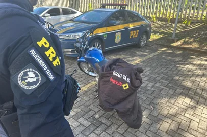 Na tarde desta quinta-feira (26), a Polícia Rodoviária Federal prendeu um homem que transitava em uma motocicleta com a placa clonada. A ação ocorreu após perseguição, quando o condutor tentou fugir da abordagem na BR 116 em Caxias do Sul e ingressou no bairro Planalto para tentar se desvencilhar da fiscalização<!-- NICAID(15580510) -->