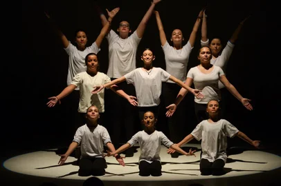 A Escola Preparatória de Dança (EPD), vai comemorar os seus 25 anos em grande estilo. Com ritmo, graça e dedicação, os alunos irão levar a plateia para uma viagem pelas lembranças da Escola. Desde os primeiros passos na EPD, até as companhias de dança profissionais, onde muitos estão hoje, cada momento resume a essência de um quarto de século dedicado à dança.O espetáculo acontece em três sessões: nos dias 01/12, às 20h; e 02/12, às 16h e às 20h, no Teatro Municipal Pedro Parenti. Os ingressos têm o valor de R$10 e podem ser adquiridos de segunda a sexta-feira, das 9h às 16h, na Casa da Cultura Percy Vargas de Abreu e Lima.<!-- NICAID(15603446) -->