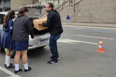 Campanha do Agasalho pretende arrecadar 220 mil peças de roupas em Caxias. Na foto, Otávio da Rosa, 46, entregando as doações. <!-- NICAID(15096306) -->