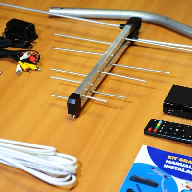 CAXIAS DO SUL, RS, BRASIL, 18/10/2017. Kit de instalação da antena digital para recepção do sinal de televisão. (Diogo Sallaberry/Agência RBS)<!-- NICAID(13216146) -->