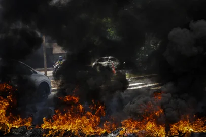 Porto Alegre, RS, Brasil, 19-01-2024: Manifestação de moradores na avenida Princesa Isabel com Rua São Luís bloqueia parcialmente a via. Eles reivindicam água e luz. Foto: Mateus Bruxel / Agência RBSIndexador: Mateus Bruxel<!-- NICAID(15655468) -->