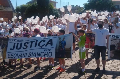 Uma manifestação na manhã deste domingo (19), em Barão, reuniu dezenas de amigos e familiares de Geovani Biancho, 42 anos. Ele morreu no dia 11, após ser agredido durante uma partida de futebol no interior de Carlos Barbosa. O agressor foi ouvido pela Polícia Civil no dia seguinte e liberado.<!-- NICAID(14971892) -->