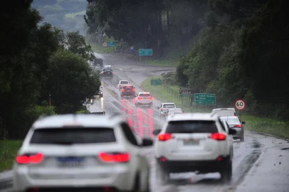 CAXIAS DO SUL, RS, BRASIL, 11/10/2023. O feriadão de Nossa Senhora Aparecida, que começa nesta quinta-feira (12) e segue até domingo (15), deve aumentar consideravelmente o fluxo de veículos que passam pela RS-453 (Rota do Sol), na região da Serra em direção ao Litoral Norte. Na foto, movimento no trecho próximo ao km 166, em Vila Seca. (Porthus Junior/Agência RBS)<!-- NICAID(15567035) -->