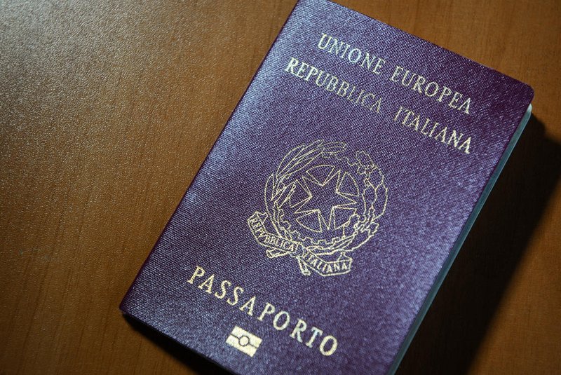 CAXIAS DO SUL, RS, BRASIL, 10/01/2024. Imagens de passaporte para ilustrar matéria sobre Cidadania Italiana. (Bruno Todeschini/Agência RBS)Indexador: BTK<!-- NICAID(15646652) -->