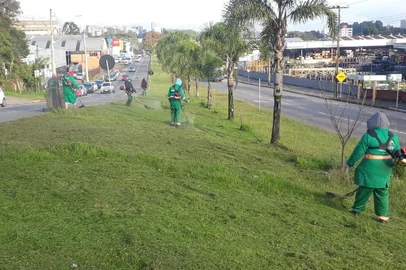 19 homens e duas mulheres do regime aberto e semi aberto trabalham de segunda a sábado no setor de capina da Codeca.  Segundo o secretário de Segurança Pública e Proteção Social, Paulo Roberto Rosa da Silva todos eles  possuem tornozeleiras eletrônicas e além de salário de R$ 1.335,61, o serviço prevê progressão de pena, sendo que a cada três dias de trabalho, um dia da pena é reduzido.<!-- NICAID(15106344) -->