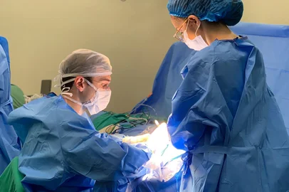 Após 20 anos, Flavio Fermiano Fidelis, 53 anos, estoquista, pôde voltar a ouvir graças a um implante auditivo de tronco cerebral. A complexa cirurgia foi realizada pela primeira vez no Rio Grande do Sul, no Hospital Moinhos de Vento (HMV). O implante foi ativado há dois meses – e os resultados evidenciam o sucesso da intervenção. Joel Lavinsky foi o médico responsável pela operação.<!-- NICAID(16068676) -->