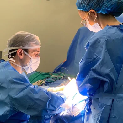 Após 20 anos, Flavio Fermiano Fidelis, 53 anos, estoquista, pôde voltar a ouvir graças a um implante auditivo de tronco cerebral. A complexa cirurgia foi realizada pela primeira vez no Rio Grande do Sul, no Hospital Moinhos de Vento (HMV). O implante foi ativado há dois meses – e os resultados evidenciam o sucesso da intervenção. Joel Lavinsky foi o médico responsável pela operação.<!-- NICAID(16068676) -->