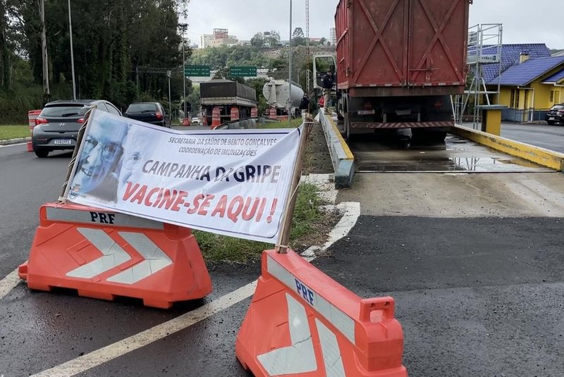 Ação vacina motoristas e caminhoneiros em posto da PRF em Bento Gonçalves<!-- NICAID(15405080) -->