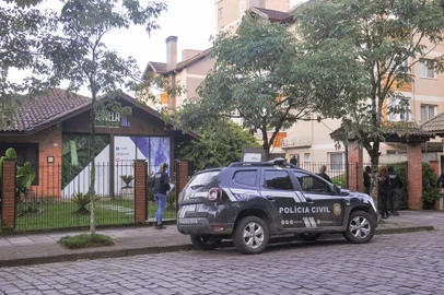 25 viaturas da Polícia Civil deixaram o estacionamento do Serra Park em Gramado em direção a Canela<!-- NICAID(15294827) -->