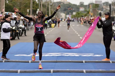 Porto Alegre, RS, Brasil, 08/06/2025 - 40ª Maratona Internacional de Porto Alegre. Na foto, Vivian, vencedora da categoria feminina - Foto: Jefferson Botega/Agência RBSIndexador: jeff botega<!-- NICAID(16054926) -->