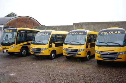 SANTA MARIA, RS, BRASIL, 09/12/2013: Quatro novos ônibus escolares adquiridos pela prefeitura de Santa Maria. Novos ônibus escolares adaptados para transporte de alunos com deficiência. (Foto: Vitor Mirailh/ Prefeitura de Santa Maria, divulgação)CIDADE, ESTADO, PAÍS, DD-MM-AAAA: Uma frase curta que descreve a foto. A outra explica a pauta. (Foto: Fotógrafo/ Agência RBS, EDITORIA)