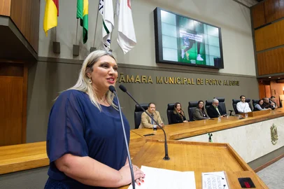 CÃ¢mara sediou a entrega do TrÃ³feu Destaque Profissional de EducaÃ§Ã£o FÃ­sica 2022, promovido pela Prefeitura de Porto Alegre âSecretaria de Esporte, Lazer e Juventude. Na foto, a secretÃ¡ria DÃ©bora GarciaIndexador: Gabriel Ribeiro/CMPAFotógrafo: EstagiÃ¡rio fotojornalismo<!-- NICAID(15883716) -->