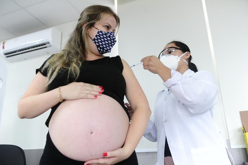 PORTO ALEGRE,RS,BRASIL.2021,05,11.Gestante Kelly da Rosa, se vacinando com a vacina da PFIZER, no Posto de Saúde do IAPI.(RONALDO BERNARDI).<!-- NICAID(14779937) -->