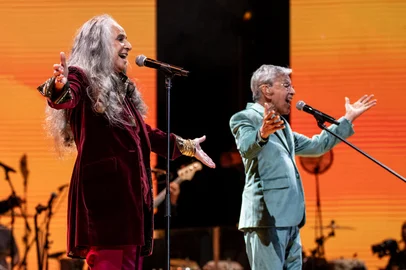 Caetano Veloso e Maria Bethânia subiram ao palco para encerrar a turnê conjunta em uma apresentação de cerca de duas horas em Porto Alegre.Indexador: DF<!-- NICAID(16001445) -->