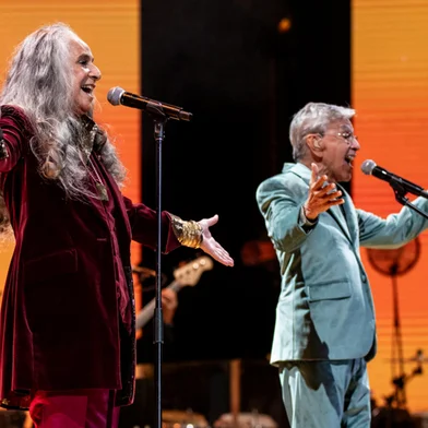 Caetano Veloso e Maria Bethânia subiram ao palco para encerrar a turnê conjunta em uma apresentação de cerca de duas horas em Porto Alegre.Indexador: DF<!-- NICAID(16001445) -->