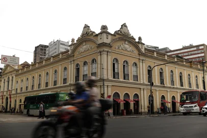 Renan Mattos / Agencia RBS PORTO ALEGRE, RS, BRASIL, 03-10-2025: Comemoração de aniversário de 156 anos de Mercado Público. Tradicional espaço do Centro Histórico de Porto Alegre, o Mercado Público é considerado o mais antigo em atividade no Brasil. Foto: Renan Mattos / Agência RBS<!-- NICAID(16139187) -->