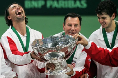 TENNIS-DAVIS CUP FINAL-SLOVAKIA-CROATIACroatian players Goran Ivanisevic (L), captain Nikola Pilic (C) and Mario Ancic hold the Davis Cup during the winner's ceremony following the Davis Cup finals between Slovakia and Croatia in Bratislava, 04 December 2005.  Croatia won 3-2.    AFP PHOTO/JOE KLAMAR (Photo by JOE KLAMAR / AFP)Editoria: SPOLocal: BratislavaIndexador: JOE KLAMARSecao: tennisFonte: AFP<!-- NICAID(16130936) -->