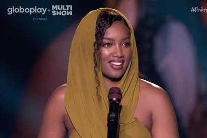 Iza venceu o troféu de artista do ano no Prêmio Multishow.<!-- NICAID(15590885) -->