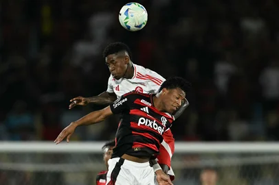 Flamengo's Ecuadorean midfielder #50 Gonzalo Plata (front) and Internacional's defender #04 Vitao fight for the ball during the Copa Libertadores round of 16 first leg all-Brazilian football match between Flamengo and Internacional at the Maracana stadium in Rio de Janeiro, Brazil, on August 13, 2025. (Photo by Mauro PIMENTEL / AFP)Editoria: SPOLocal: Rio de JaneiroIndexador: MAURO PIMENTELSecao: soccerFonte: AFPFotógrafo: STF<!-- NICAID(16101206) -->